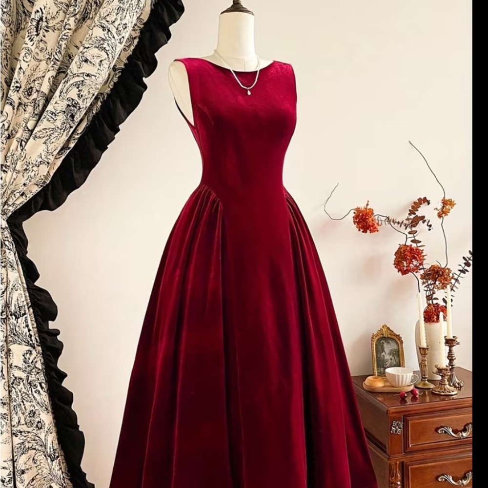 Luxurious Burgundy Velvet Evening Gown - Picture 2 of 3